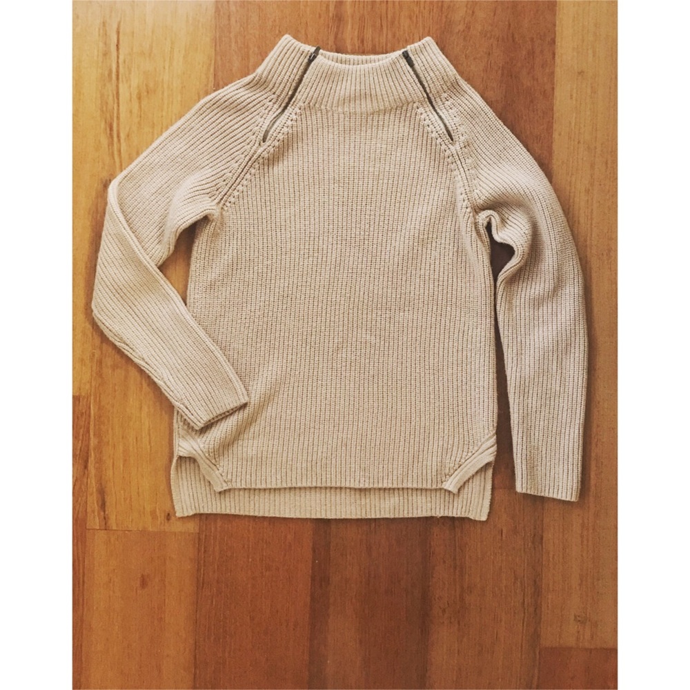 Banana Republic Sweater NWOT.